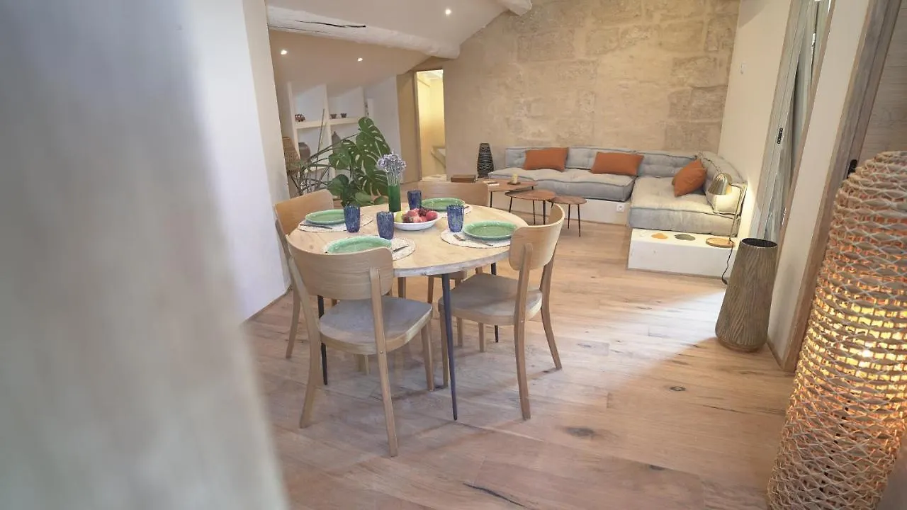 Appartement La Maison Des Lamanon à Salon-de-Provence 0*,