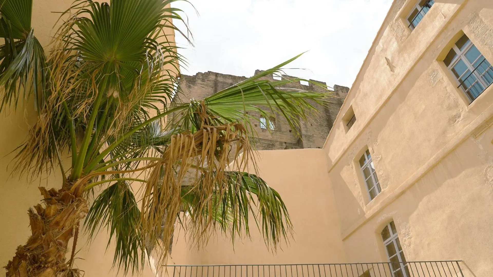 Appartement La Maison Des Lamanon à Salon-de-Provence 0*,